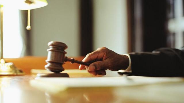 Mão negra com martelovirtuais bet365juiz