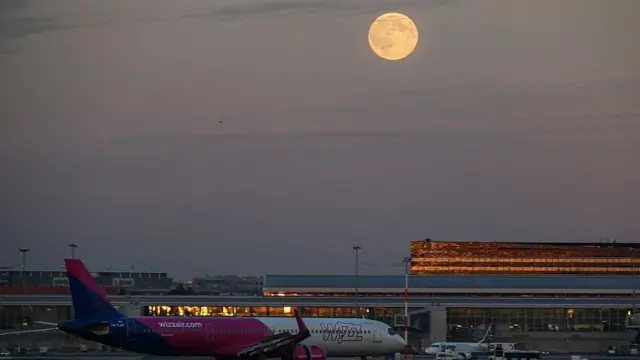 Superksiężyc, znany także jako „Księżyc Bobra”, wschodzi nad lotniskiem Chopina w Warszawie, 5 listopada 2025 roku.
