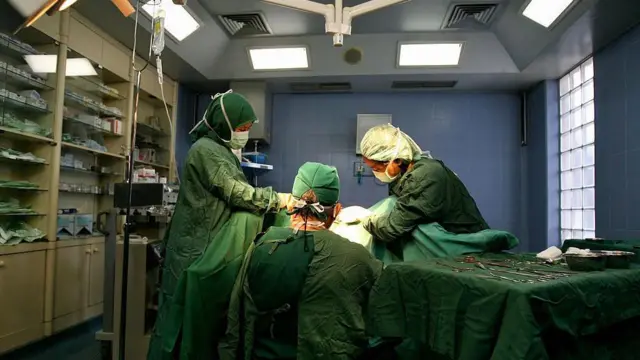 Dokter melakukan operasi vagina pada seorang pasien di sebuah klinik swasta di Jakarta, 13 Juni 2007.