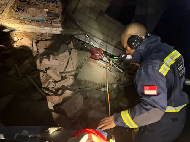 စင်္ကာပူ ကယ်ဆယ်ရေး အဖွဲ့ အင်အား အယောက် ၈၀ နဲ့ ကယ်ဆယ်ရေး လုပ်ဆောင်ခဲ့