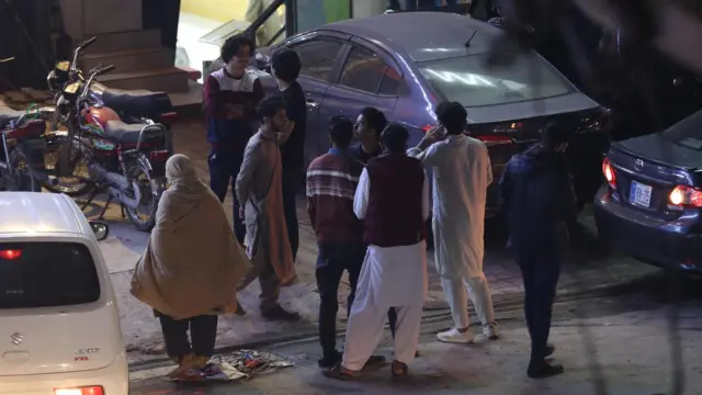 در راولپندی پاکستان مردم در پی زلزله از خانه‌های خود به خیابان‌ها آمدند.