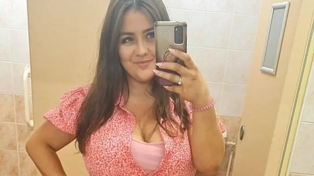 ਮੈਲਿਸਾ ਐਸ਼ਕ੍ਰਾਫਟ ਨੇ ਗੁਲਾਬੀ ਪੈਟਰਨ ਵਾਲੀ ਡਰੈੱਸ ਪਾਈ ਹੋਈ