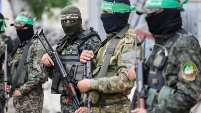 Combatentes armados e uniformizados do Hamas, durante o funeral de Marwan Issa, na região central da Faixa de Gaza, durante um cessar-fogo em fevereiro