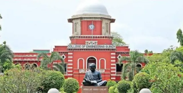 यूनिवर्सिटी कैंपस में मौजूद एक कॉलेज