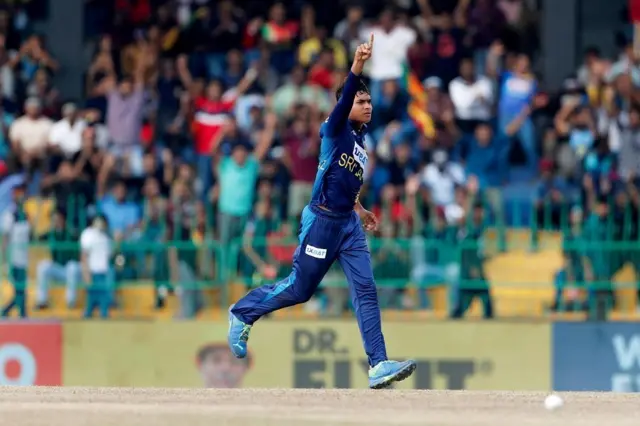 क्रिकेट, दुनिथ वेल्लालागे