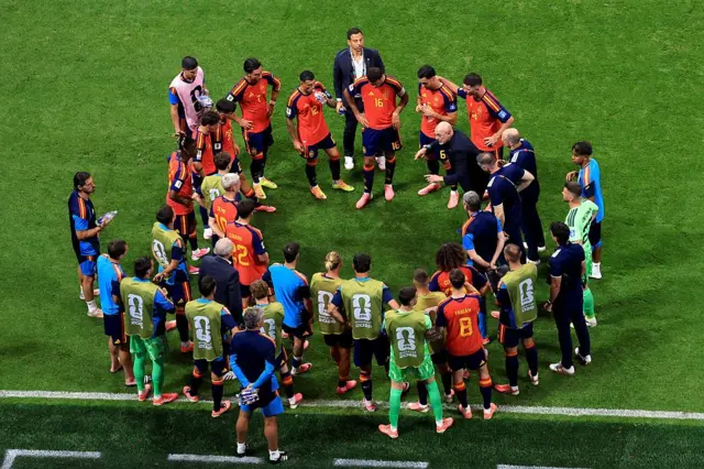 Luis de la fuente frente a los jugadores españoles.