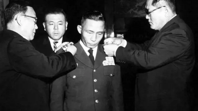 Park Chung-hee memimpin kudeta pada tahun 1961 dan kemudian menjadi presiden.