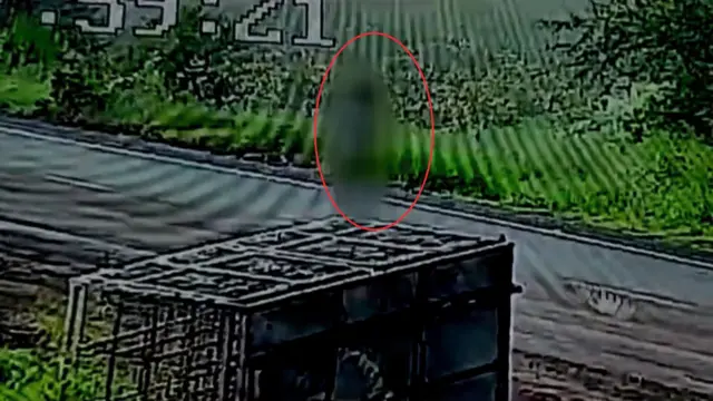 সিসিটিভিতে ধরা পড়েছে ধর্ষিতা কন্যা-শিশুটি রাস্তায় হাঁটছে, চিহ্নিত অংশটি ঝাপসা করে দেওয়া হয়েছে নির্যাতিতার চেহারা ঢেকে দেওয়ার জন্য