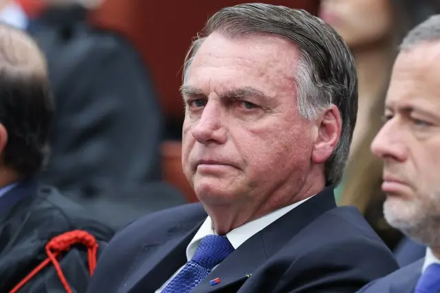 Bolsonaro, de perfil, durante sessão de julgamento no STF