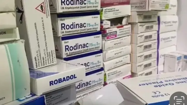 Cartons de médicaments.