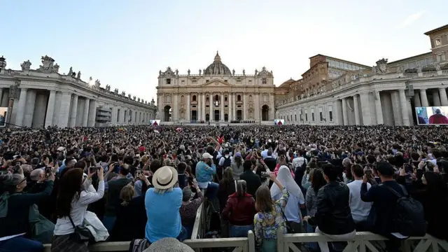 Suasana di Alun-alun Santro Petrus saat Paus Leo XIV menyapa khalayak.