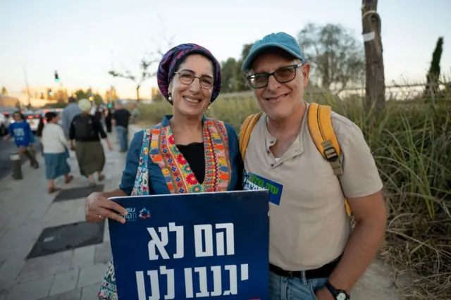 Yisrael y su esposa.