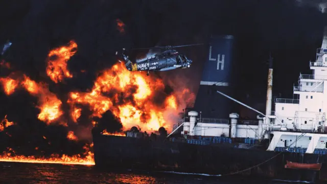 ১৯৮০-১৯৮৮ সালে ইরান ও ইরাকের যুদ্ধের সময় ট্যাংকার পিভটে হামলার দৃশ্য।