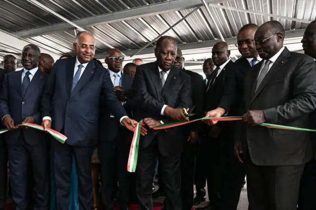 Le président ivoirien Alassane Ouattara (au centre), en compagnie du vice-président ivoirien (à droite), de l'ancien Premier ministre Patrick Achi (à gauche) et le président ivoirien de l'Assemblée nationale Adama Bictogo (à gauche) coupent le ruban pour marquer l'ouverture du Salon international de l'agriculture et des ressources animales (SARA) au Parc des expositions d'Abidjan, le 29 septembre 2023. 