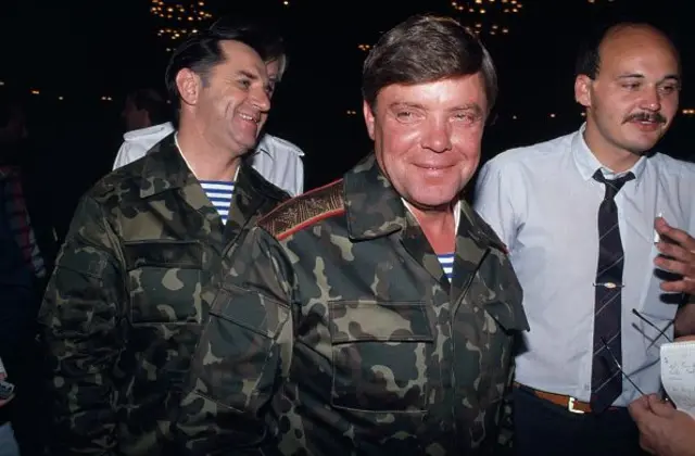 جنرال بوریس گروموف (نفر وسط) ‍ آخرین سرباز شوروی بود که از افغانستان خارج شد، این تصویر ۱۴ می ۱۹۸۸ و یک روز قبل از خروج او گرفته شده است