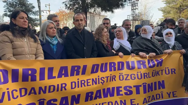 "Saldırıları durdurun" pankartıyla yürüyen protestocular