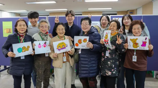 "매주 수요일이 기다려져요" 김명심(83), 김화자(79), 강옥자(78), 함복순(90), 김말엽(84), 하옥례(82) 작가는 매주 수요일마다 강동종합사회복지관에 모여 함께 그림을 그린다