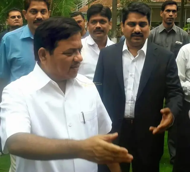 विलासरावांनी या पुस्तकावर बंदी घातली आणि आर. आर. पाटालंनी प्रचाराचा मुद्दा बनवला होता.