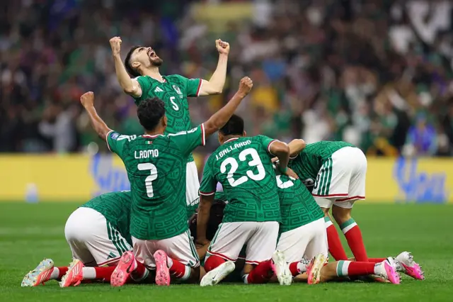 Raúl Jiménez celebra el segundo gol de su equipo junto a Johan Vásquez y otros compañeros durante el partido de dieciseisavos de final del Mundial 2026 entre México y Ecuador, disputado en el Estadio Azteca el 30 de junio de 2026.