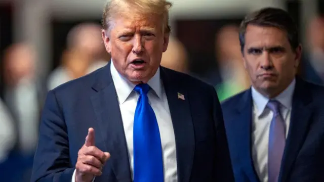 তিনিই প্রথম মার্কিন প্রেসিডেন্ট যিনি তার বিরুদ্ধে ফৌজদারি মামলা বিচারাধীন থাকা অবস্থাতেই দেশের সর্বোচ্চ পদে দ্বায়িত্ব গ্রহণ করবেন। 