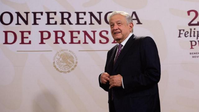 Ayotzinapa: estudiantes derriban como protesta una puerta del Palacio Nacional en México donde AMLO ofrecía su conferencia de prensa - BBC News Mundo