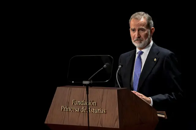 El rey Felipe VI de España lee un discurso.