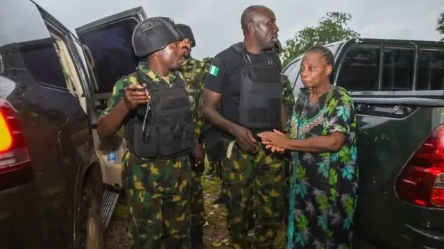 Awọn ọmọ ogun ati olukọ awọn akẹkọọ naa