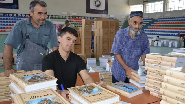 هر خانواده درتاجیکستان دو جلد شاهنامه رایگان دریافت میکند