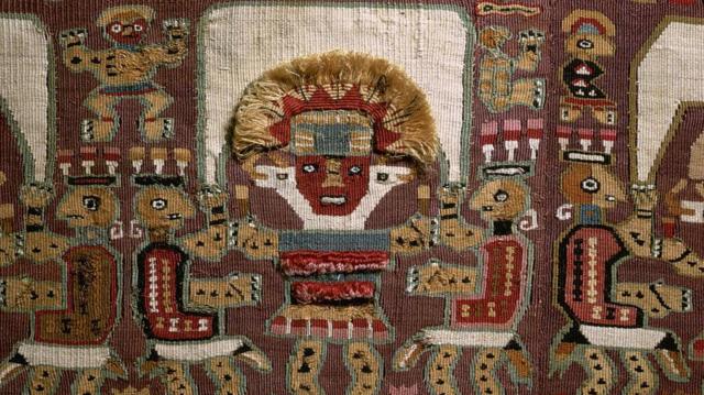 Detalhe de guerreiros em um tecido de Tiwanaku do século 12
