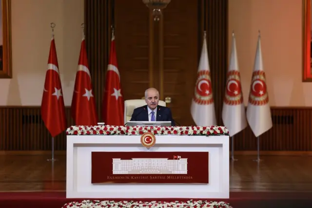 TBMM Başkanı Numan Kurtulmuş komisyon için kurulan masada oturuyor