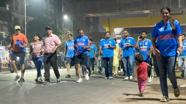 सामना संपण्याआधीच चाहते बाहेर पडू लागले होते.