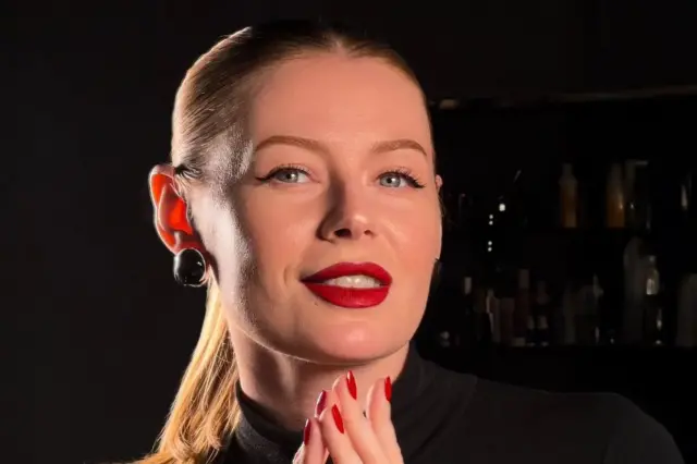 Дівчина на чорному фоні