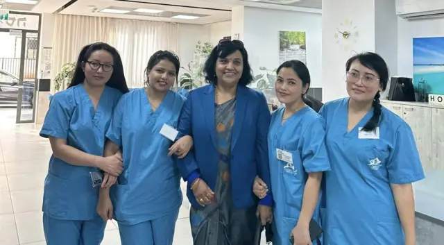 इजरेलमा कार्यरत नेपाली नर्सहरूसँग नेपाली राजदूत कान्ता रिजाल 