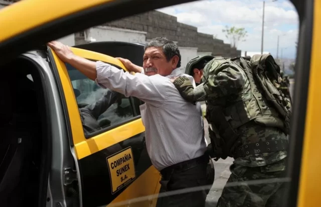 تفتيش سائق وسيارته 