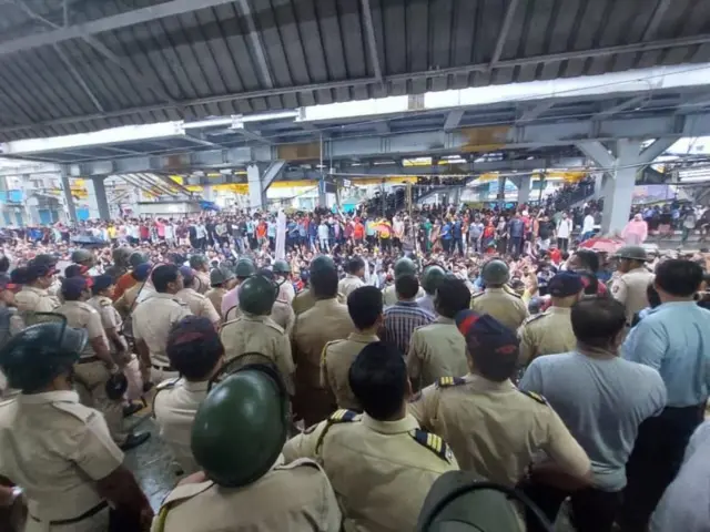 ਬਦਲਾਪੁਰ ਰੇਲਵੇ ਸਟੇਸ਼ਨ ਉੱਤੇ ਲੋਕਾਂ ਅਤੇ ਪੁੁਲਿਸ ਦਾ ਇਕੱਠ