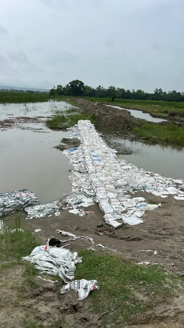 सुस्तामा स्थानीयवासीले बनाएको तटबन्ध