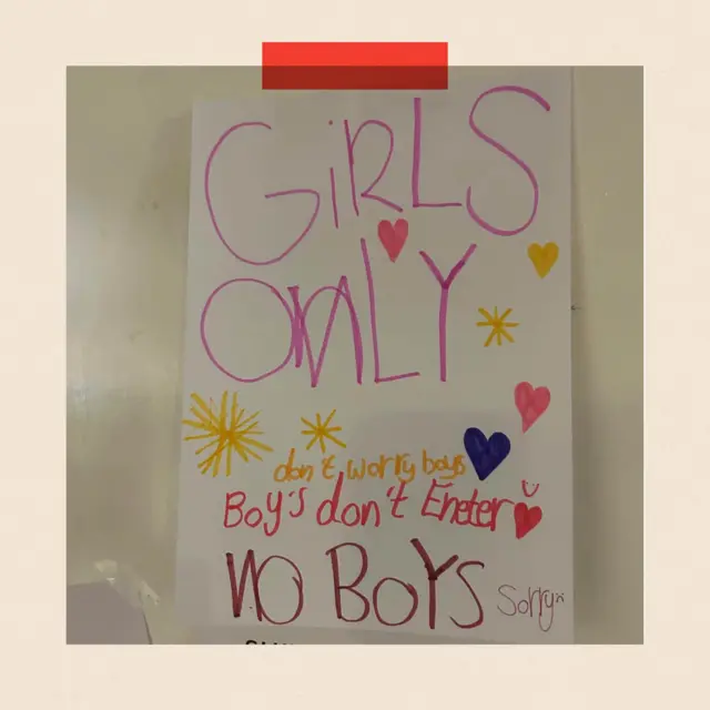 Записка фломастером, приклеєна до дверей 