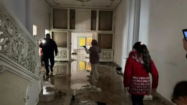 Unutar Asadove rezidencije posle pljačkanja