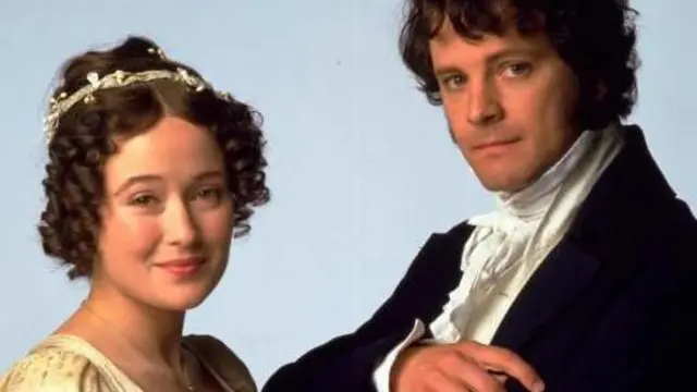 Glumci Kolin Fert i Dženifer El kao gospodin Darsi i Elizabet Benet u istorijskoj drami „Gordost i predrasude“, oko 1995. godine.