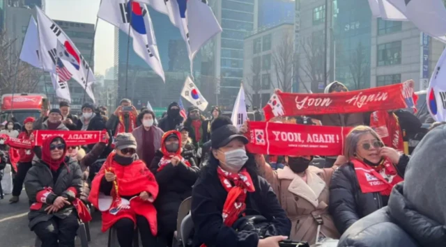 شماری از هوادارانش او متقابل محکمه تجمع اعتراضی بر پا کردند 