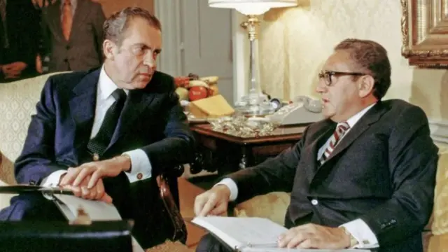 Ricchaard Niiksan fi gorsaan tika biyyaalessaa isaa kan ture Kisiinjar bakka dhoksaa kana namoota daawwatan keessaati