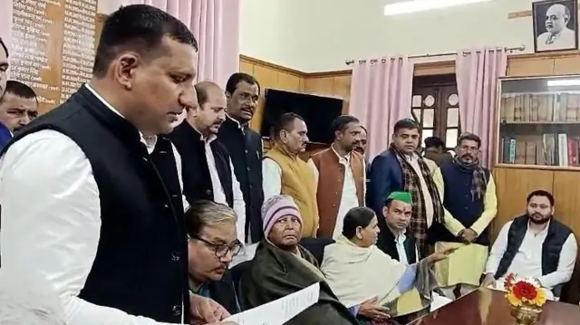 संजय यादव यांनी राज्यसभेसाठी उमेदवारी अर्ज दाखल केला तेव्हा लालू प्रसाद यादव कुटुंबातील अनेक सदस्य उपस्थित होते, जे पक्षातील त्यांचं महत्व दर्शवते (फाइल फोटो)