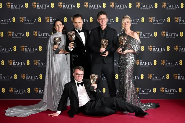 Alzbeta Karaskova, Radovan Sibrt, Pavel Talankin, David Borenstein và Helle Faber, những người được trao giải Phim tài liệu xuất sắc nhất cho Mr. Nobody Against Putin”, tạo dáng trong phòng dành cho người chiến thắng tại lễ trao giải EE BAFTA Film Awards 2026 ở Royal Festival Hall vào ngày 22/2/2026 tại London, Anh. (Ảnh: Samir Hussein/WireImage)