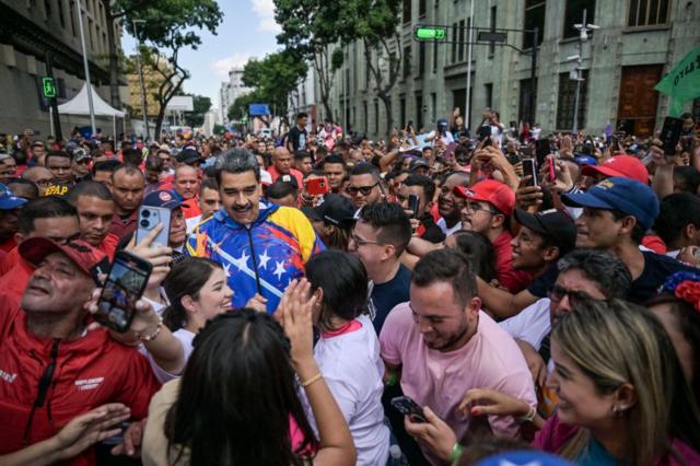 Nicolás Maduro rodeado de gente durante un acto político en Caracas el 17 de mayo de 2024.