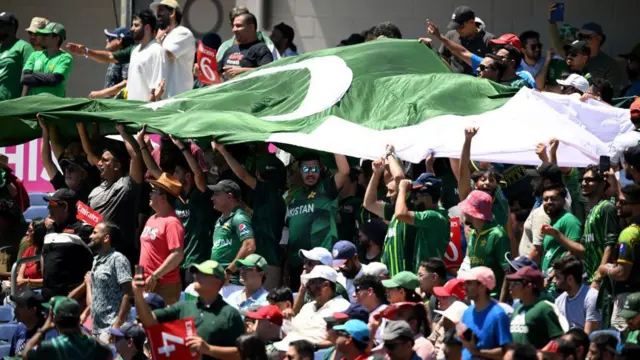 গ্যালারীতে পাকিস্তানের দর্শকদের দেখা যাচ্ছে