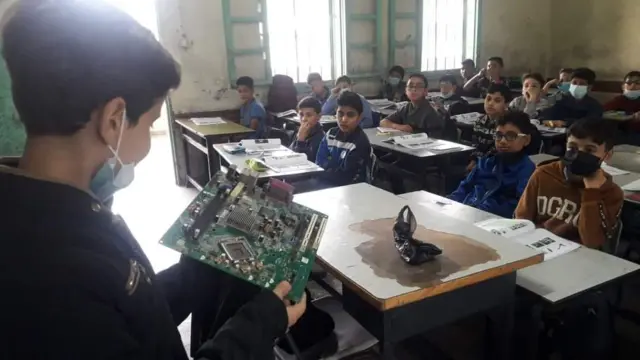 Awni afite 'motherboard' ya mudasobwa imbere y'abanyeshuri bagenzi be