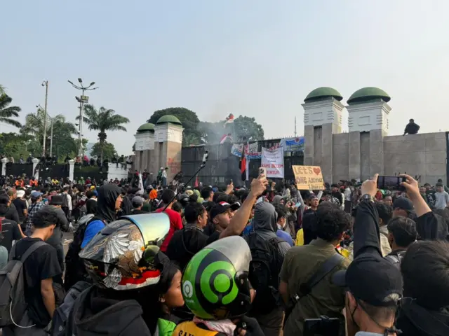 Aksi unjuk rasa yang diawali oleh Aliansi Masyarakat Pati Bersatu (AMPB) di depan Gedung DPR/MPR, Jakarta, Kamis (27/08). Kemudian, ada para pemuda yang turut beraksi usai AMPB menarik diri.