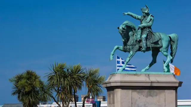 ফ্রান্সের নরম্যান্ডিতে অশ্বারোহীর বেশে নেপোলিয়ন বোনাপার্টের মূর্তি