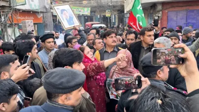 चुनाव प्रचार करतीं रेहाना डार