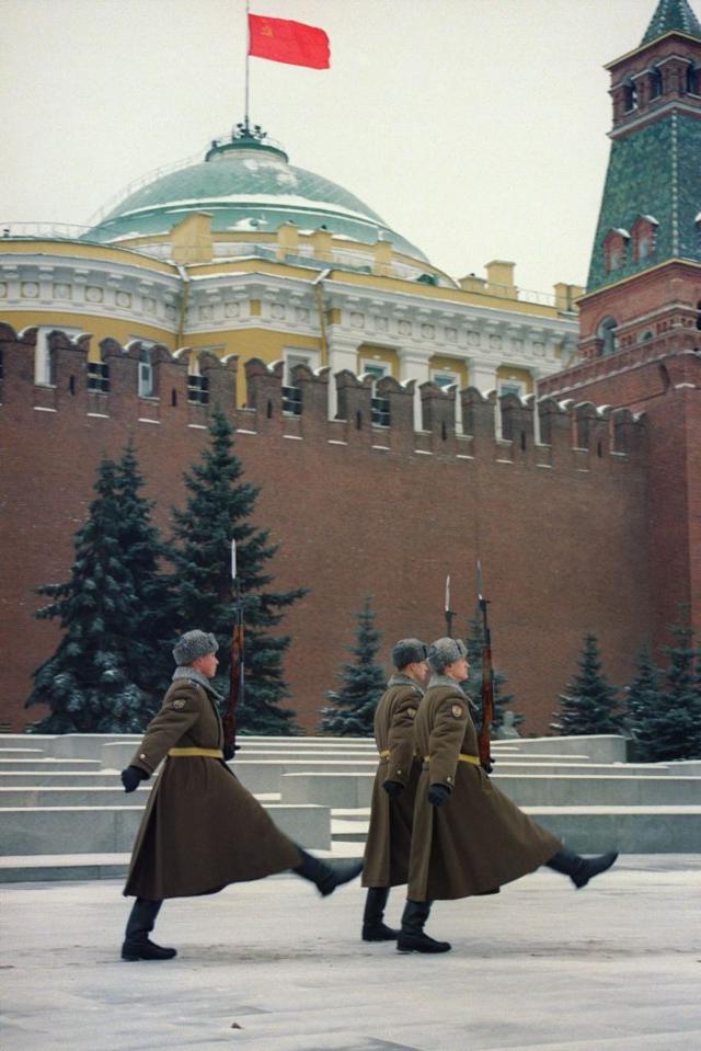 Soldados marchan en el Kremlin donde onde la bandera de la URSS
